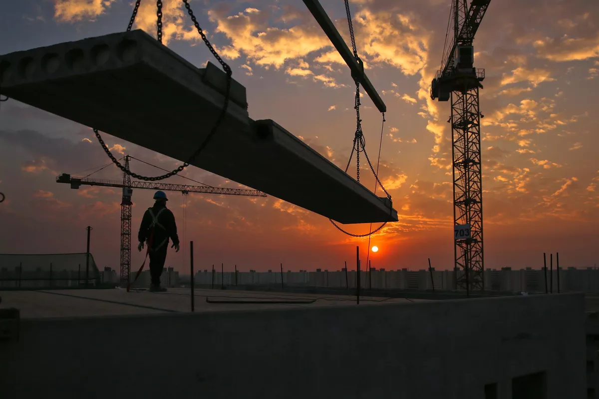 Industrie- und Unterlagsbodenbauer kümmern sich während des Rohbaus um die Böden.