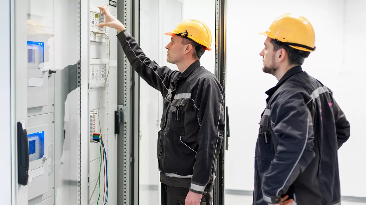 Elektromechaniker bei der Arbeit