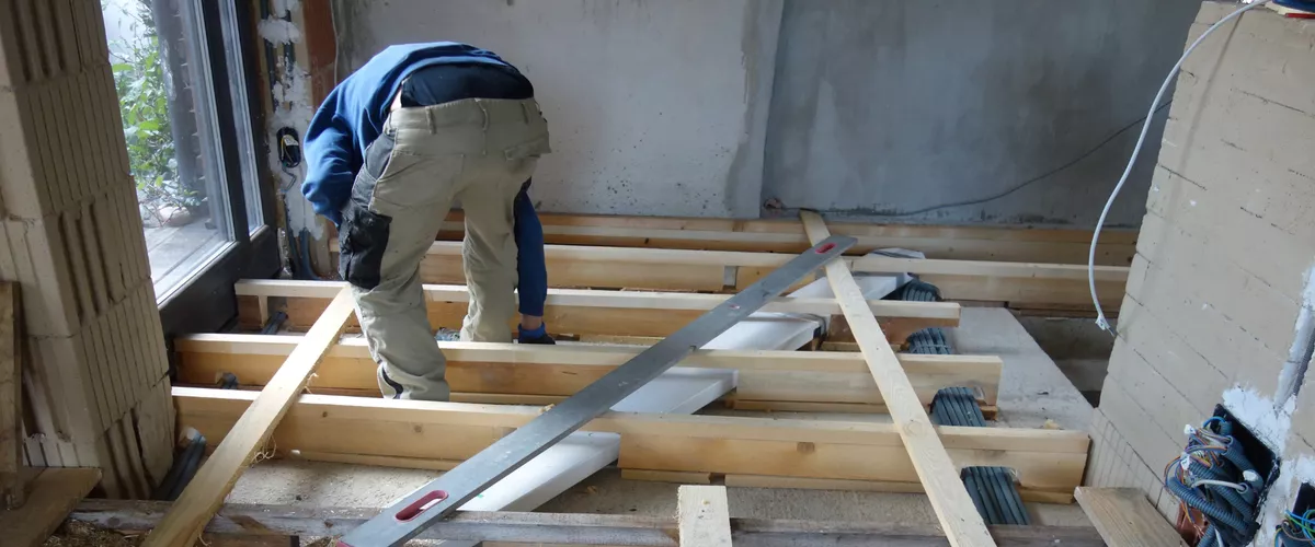 Plattenleger bei der Arbeit