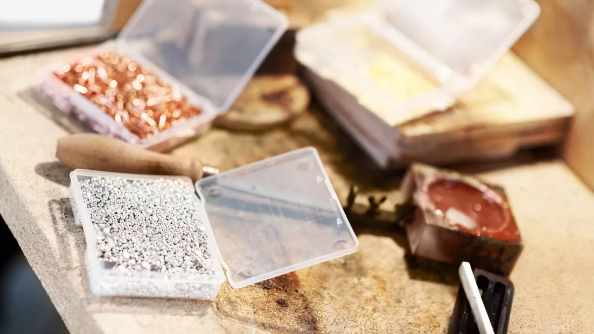 Edelmetallprüfer kontrollieren Edelmetalle