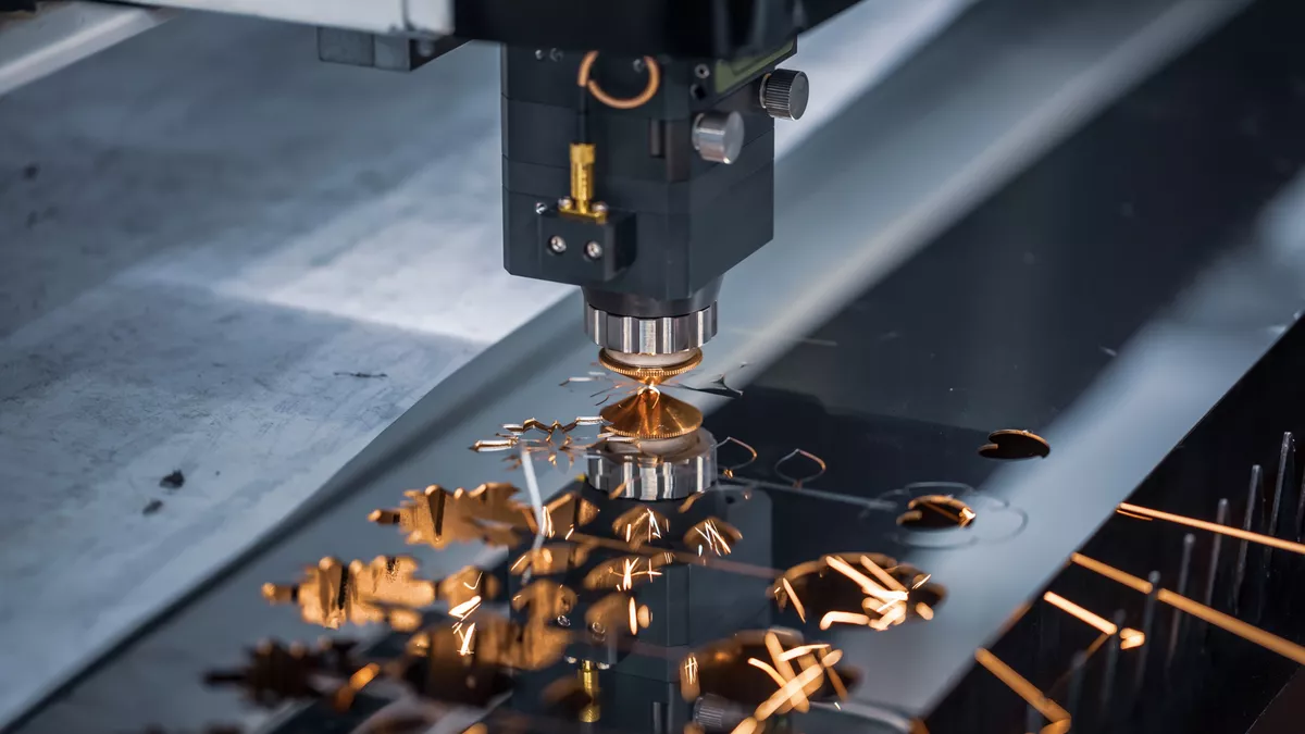 Stanz- und Umformmechaniker stellen millimetergenaue Bauteile her