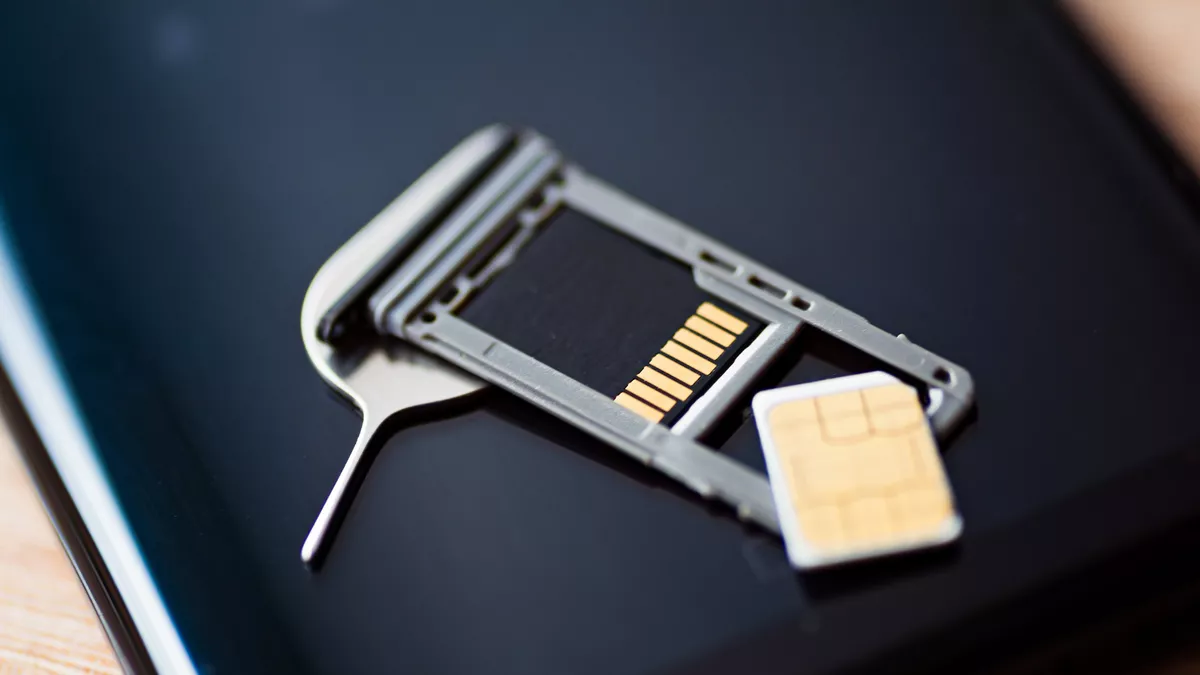 Mikrotechnologen stellen Mikrochips verschiedener Art her.