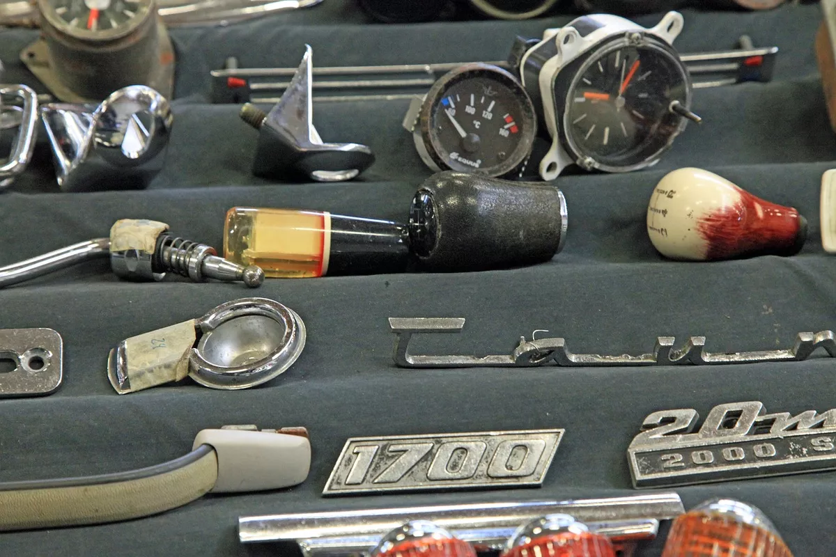 Fertigungsmechaniker stellen zum Beispiel Einzelteile für Kraftfahrzeuge her.