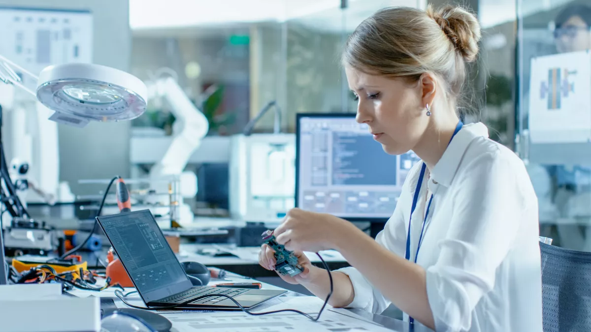 Informationstechnologin Technik bei der Arbeit