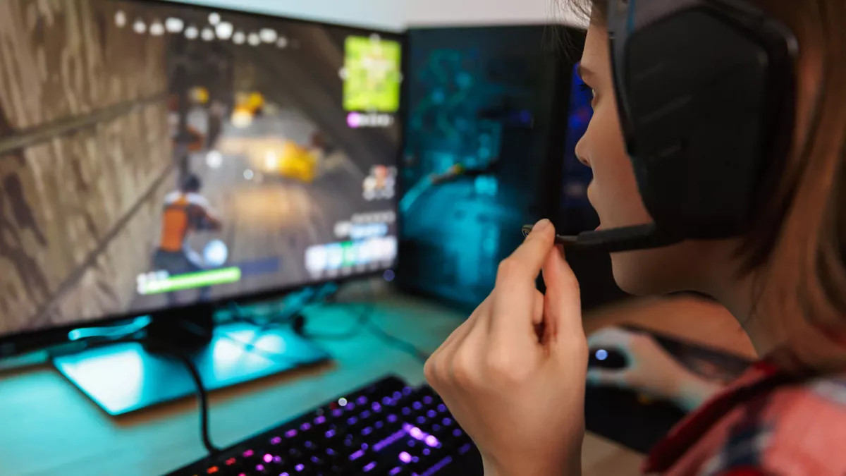 Spieletesterin bei der Arbeit.