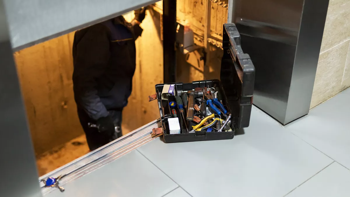 Aufzugsanlagentechniker bei der Arbeit