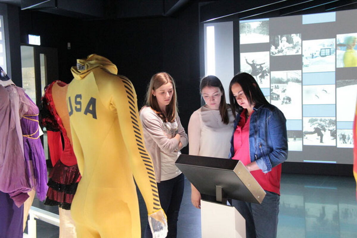 Sport- und Eventmanagement-Studentinnen im Olympischen Museum in Lausanne