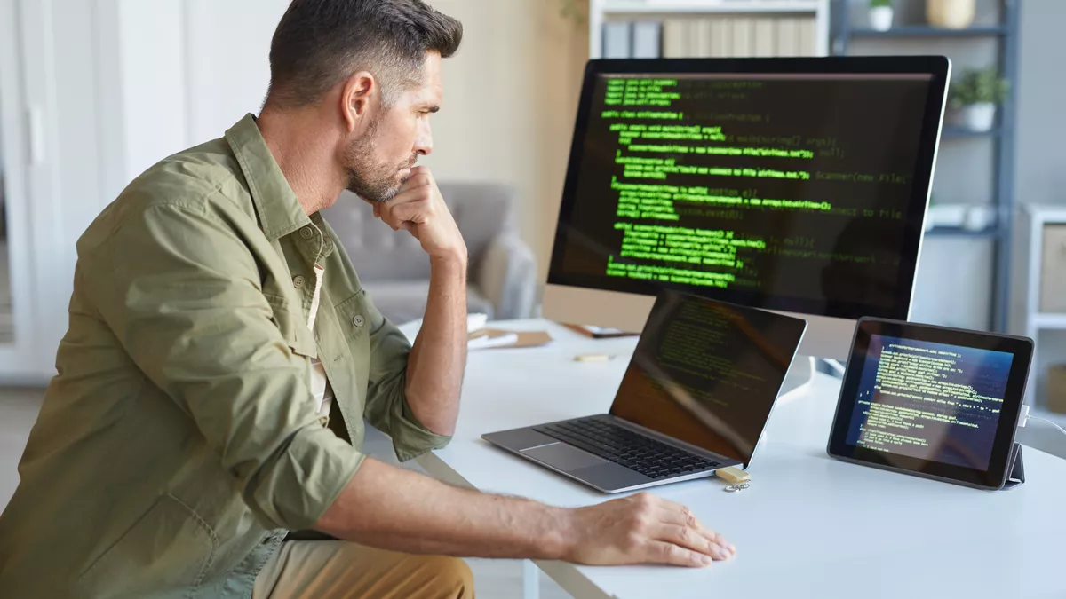 Informationselektroniker bei der Arbeit