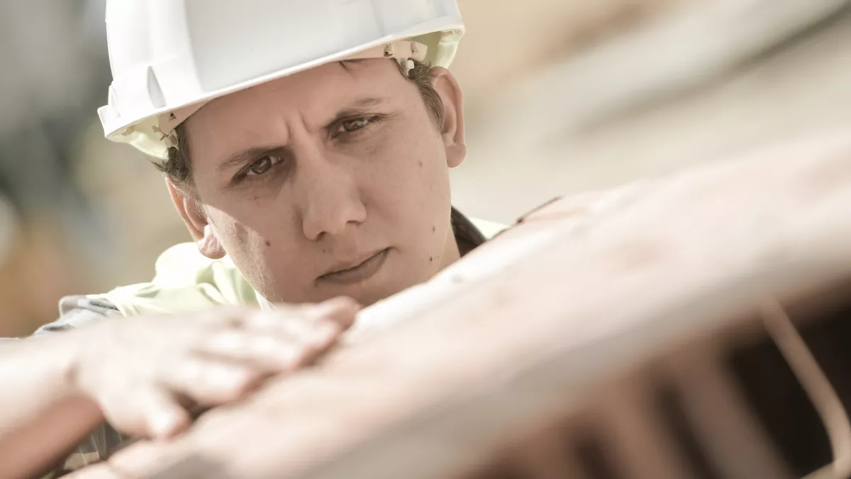 Baustoffprüfer bei der Arbeit