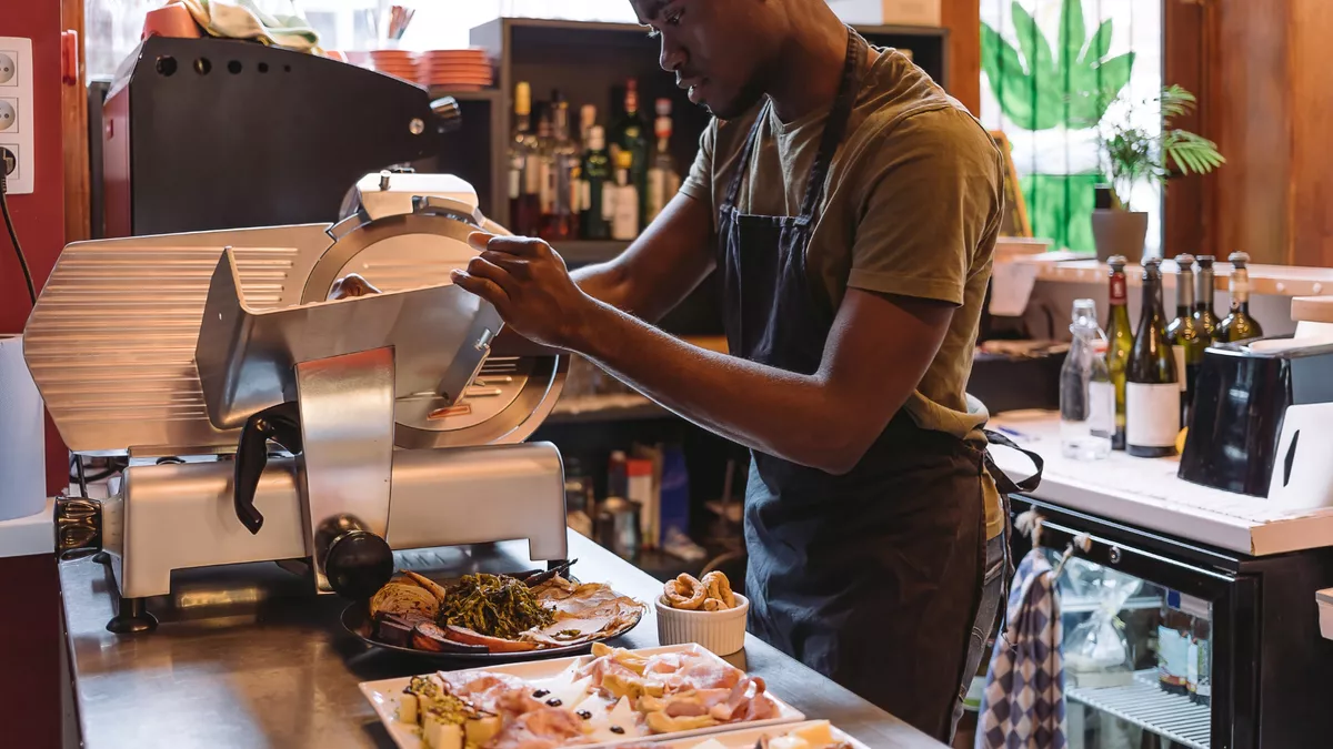 Fachkraft für Gastronomie bei der Arbeit.