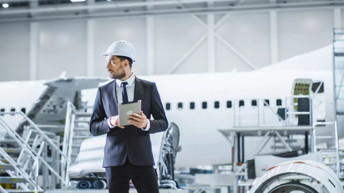 Luft- und Raumfahrttechniker bei der Arbeit