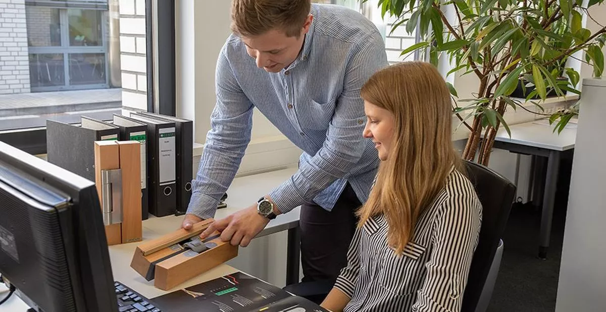 Theresa und Michael schätzen besonders die Abwechslung und Vielfältigkeit der Ausbildung, sowie die familiäre Atmosphäre im Unternehmen.