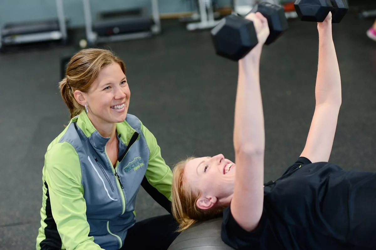 Fitnessbetreuer bei der Arbeit