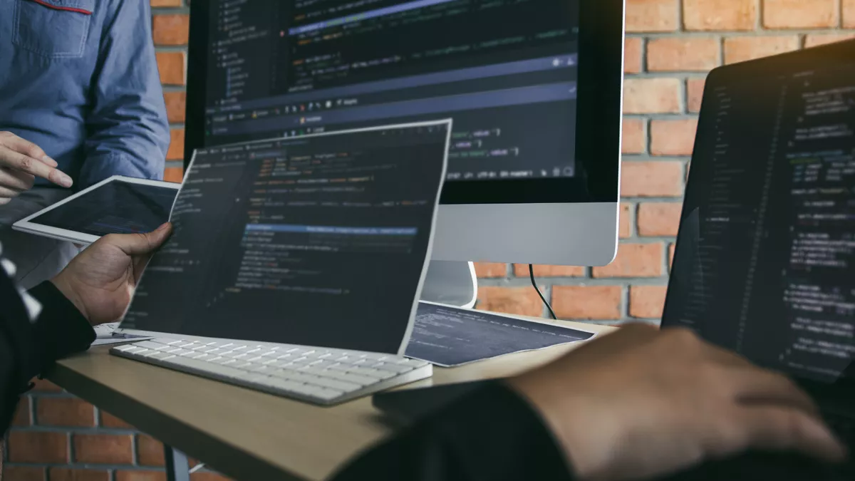 Fachinformatiker Fachrichtung digitale Vernetzung optimieren die Prozesse zwischen der IT und der Produktion.