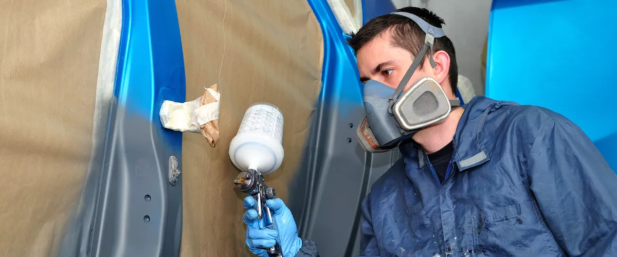 Carrosserielackierer bei der Arbeit
