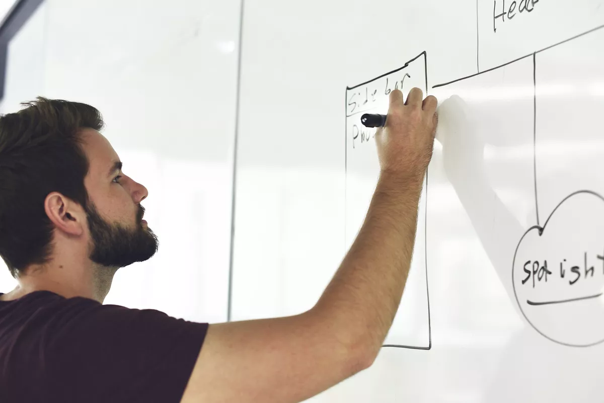 Informationstechnologe bei der Visualisierung eines Systems