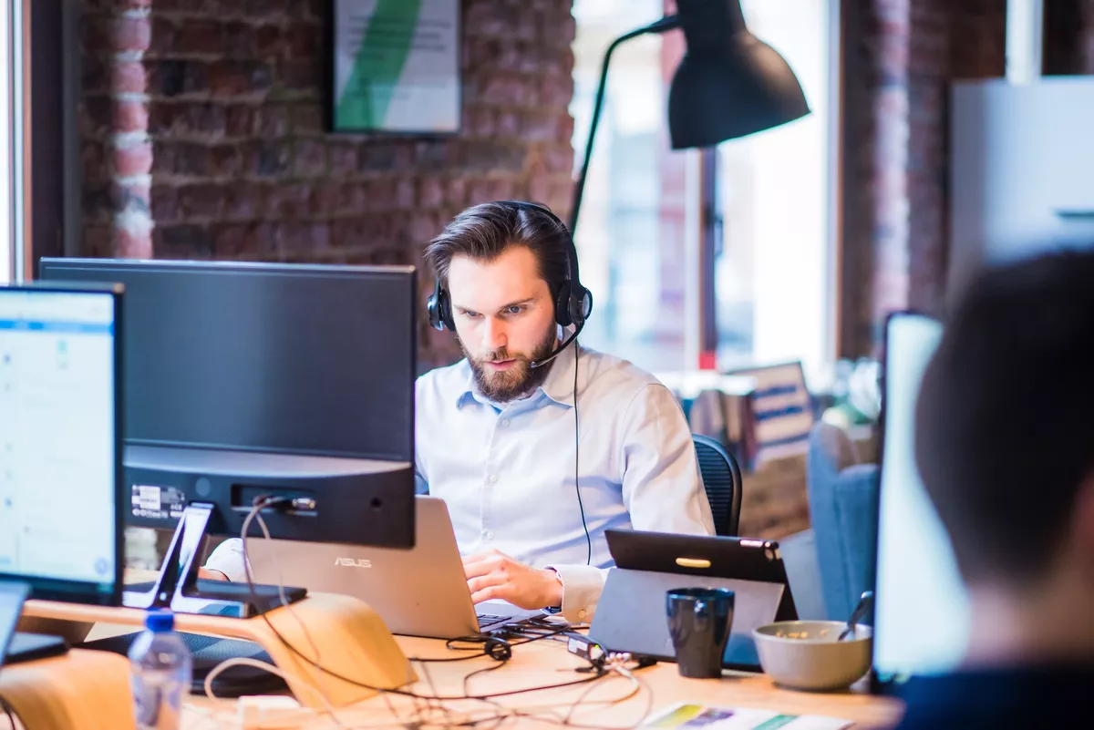 Technischer Modellbauer bei der Arbeit