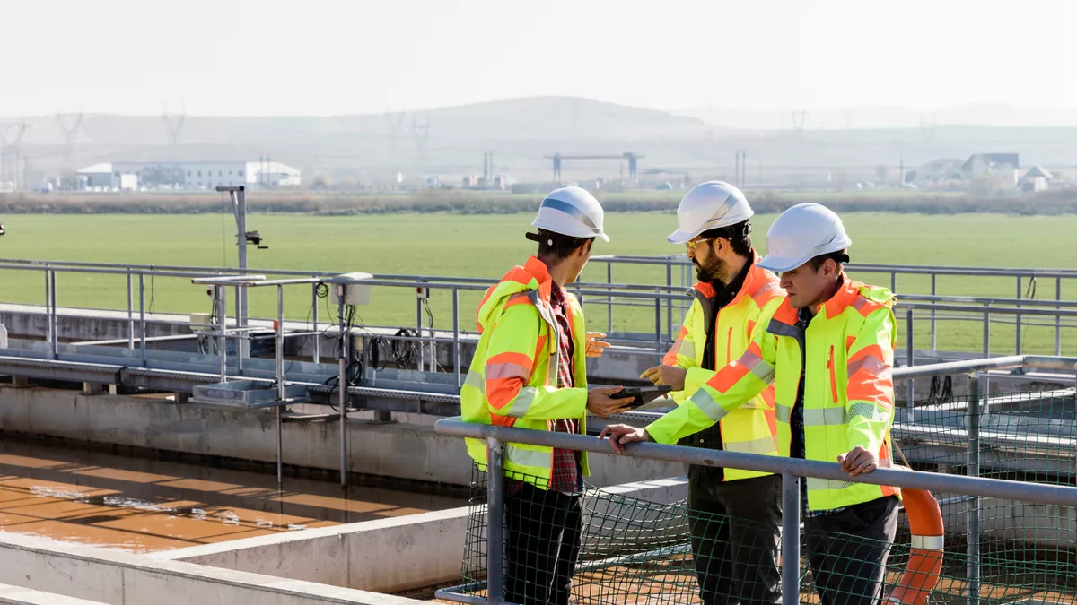 Umwelttechnologe Abwasserbewirtschaftung bei der Arbeit