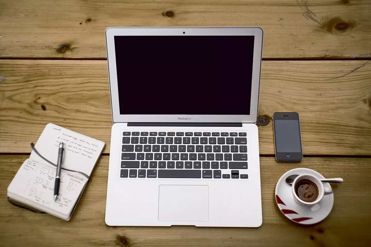 Arbeitsplatz eines Grafik- und Kommunikationsdesigners.