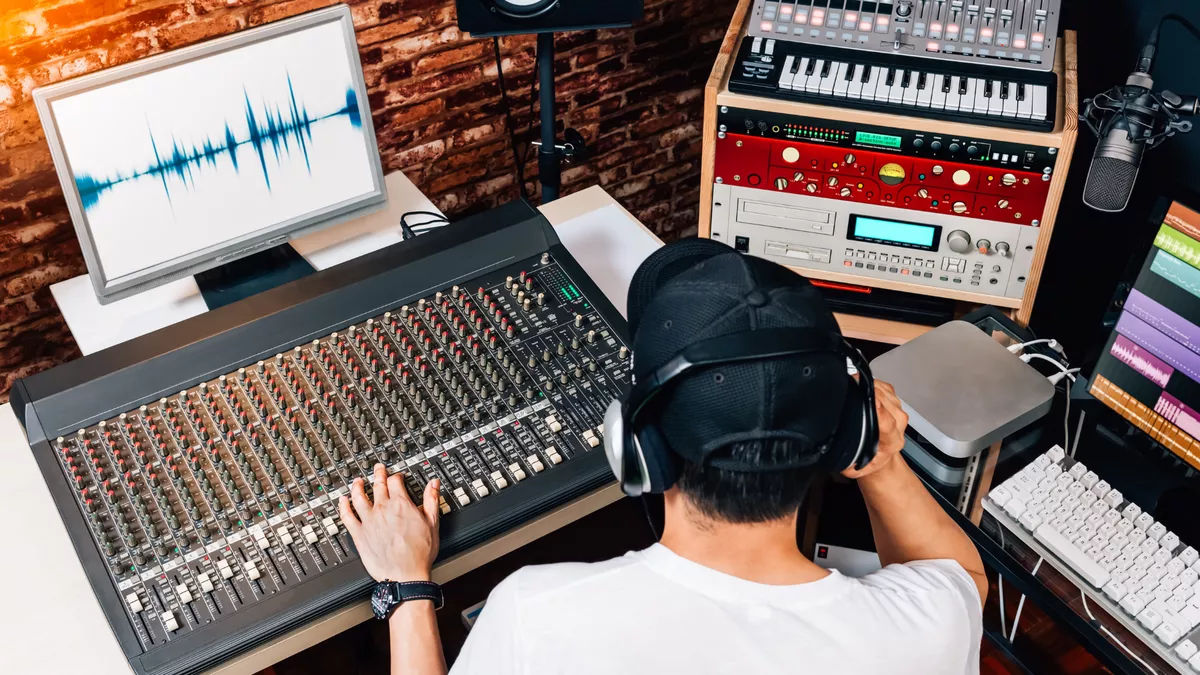 Audio Engineers kennen sich mit Mischpulten bestens aus.