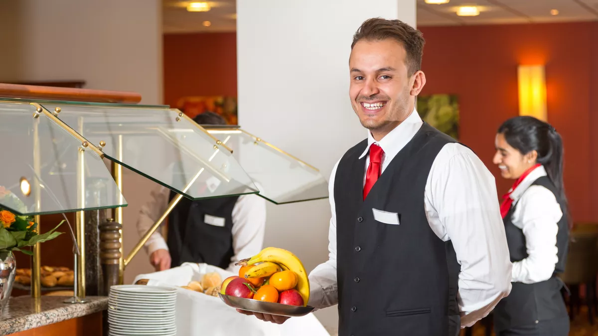 Gastronomiefachmann bei der Arbeit