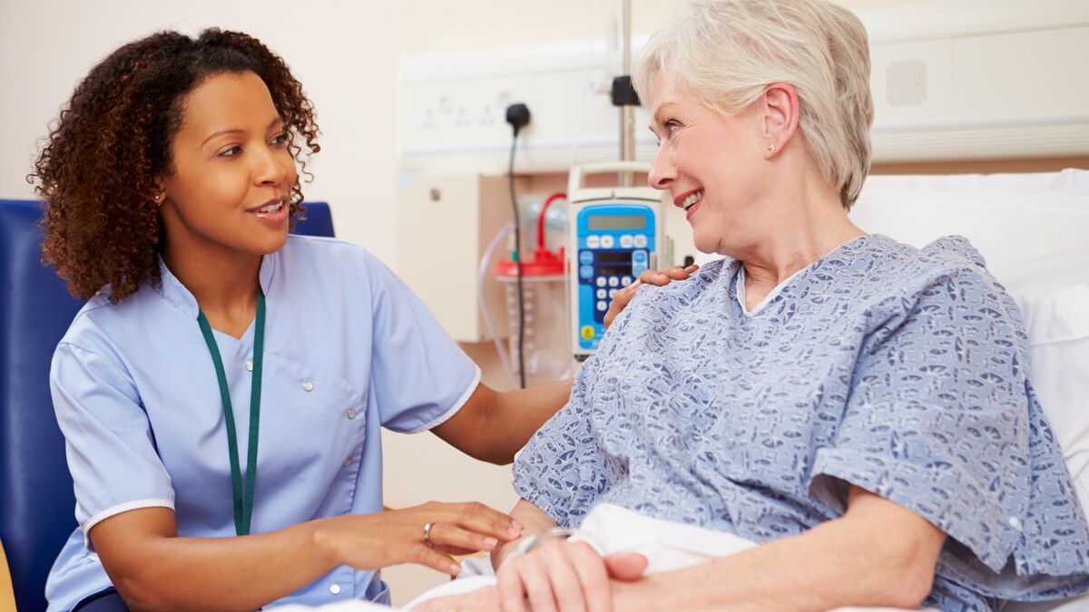 Gesundheits- und Krankenpflegeassistenz bei der Arbeit.