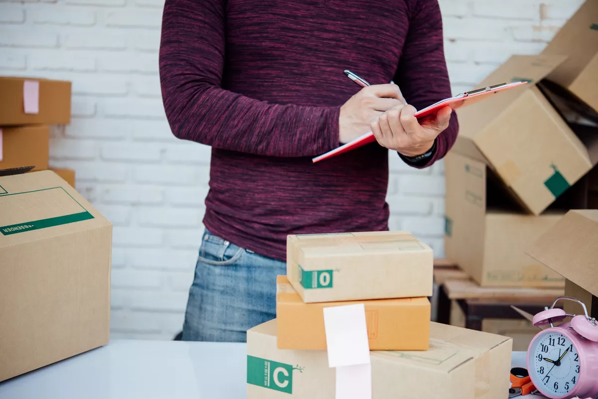 Verpackungstechniker bei der Arbeit