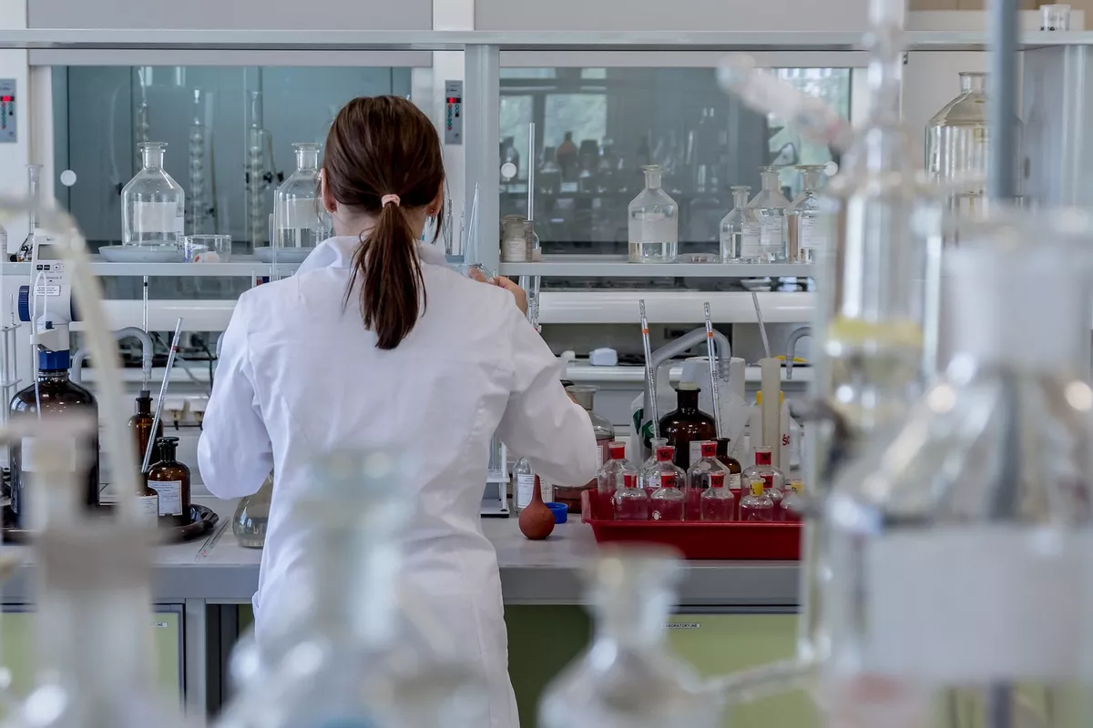 Hygienekontrolleurin bei der Arbeit