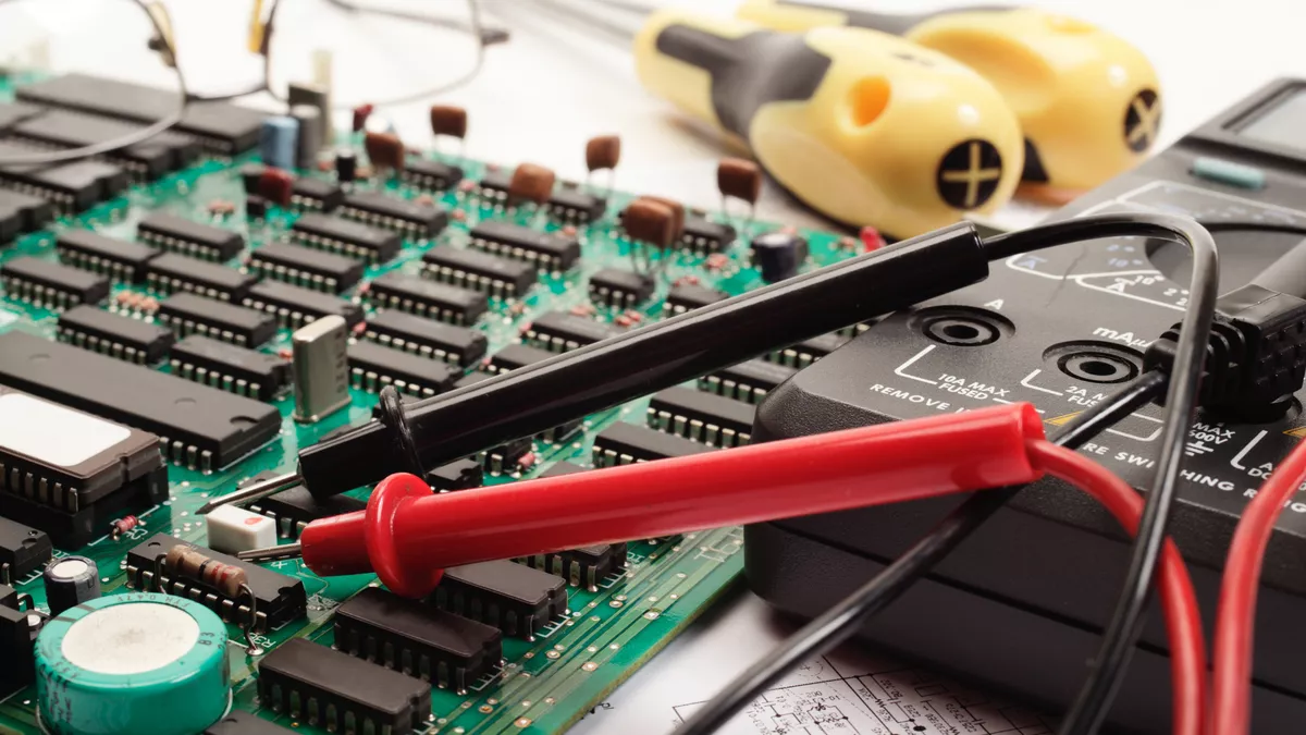 Elektrotechnische Assistenten bearbeiten z.B. Leiterplatten