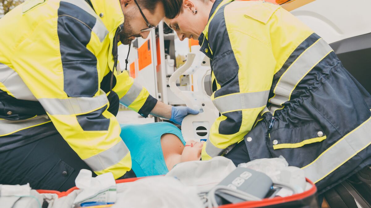 Rettungssanitäter bei der Arbeit.