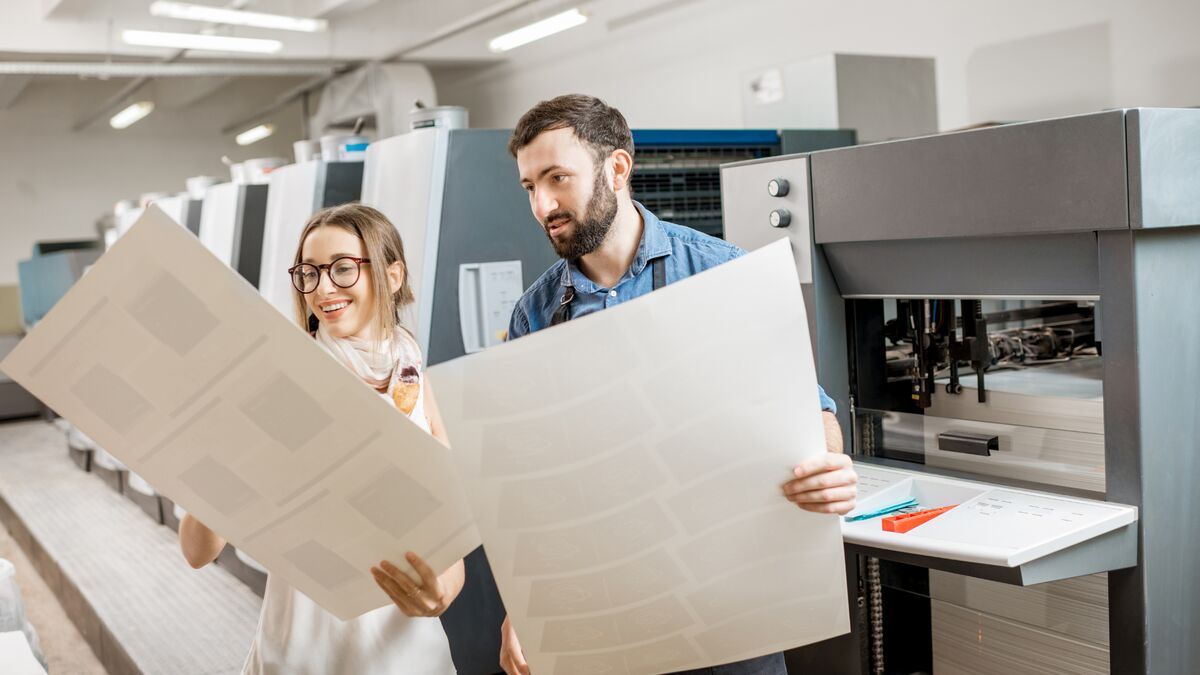 Medientechnologe Druckverarbeitung bei der Arbeit.