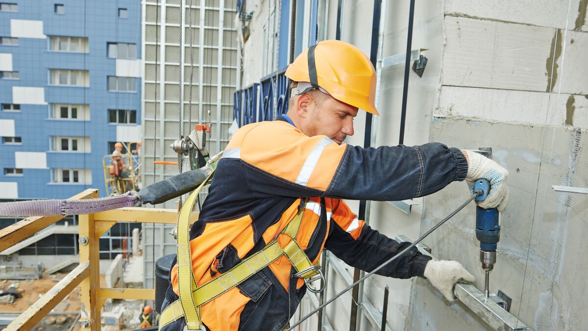 Fassadenmonteur bei der Arbeit