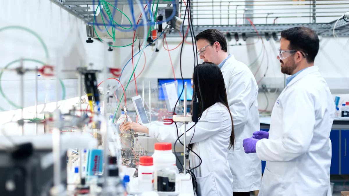 Chemieverfahrenstechniker bei der Arbeit