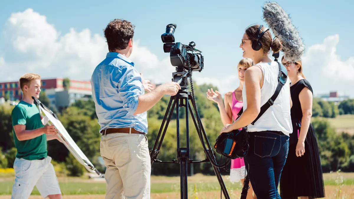 Ein Team für Digital Film Production bei der Arbeit
