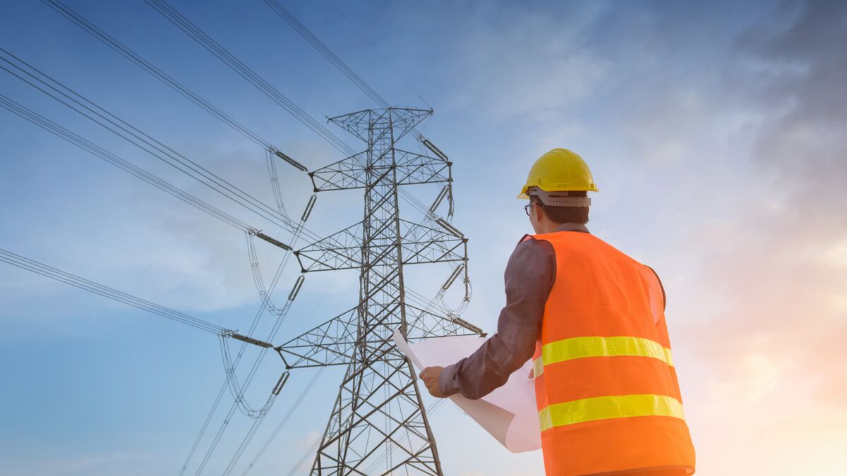 Elektrotechniker bei der Arbeit.