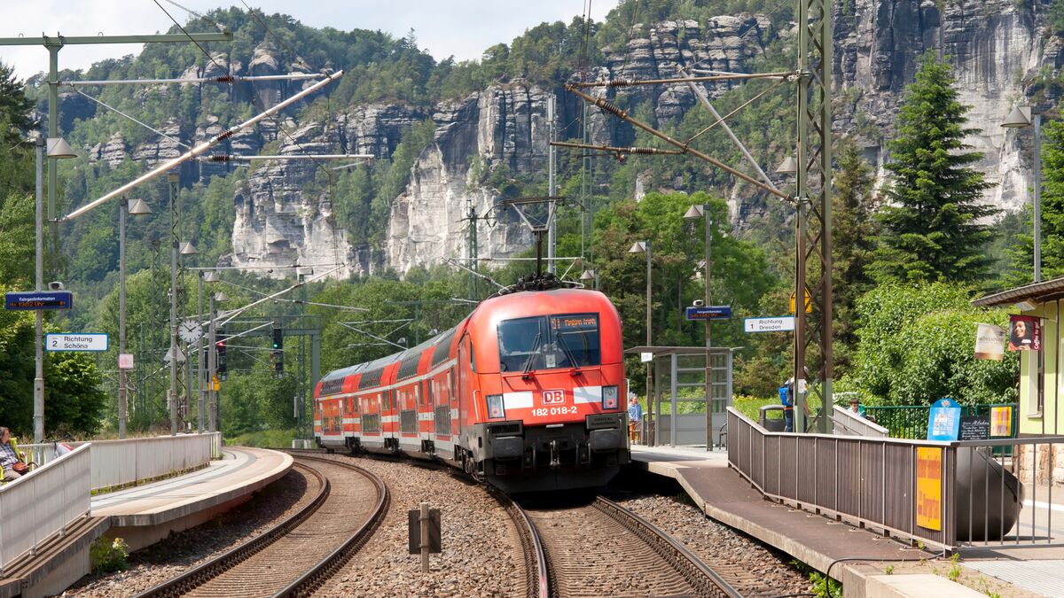 Eisenbahner im Betriebsdienst sind häufig unterwegs.