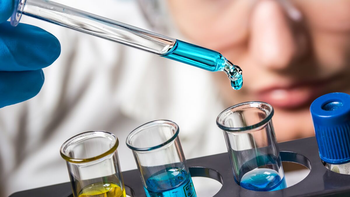 Chemielaborjungwerker bei der Arbeit