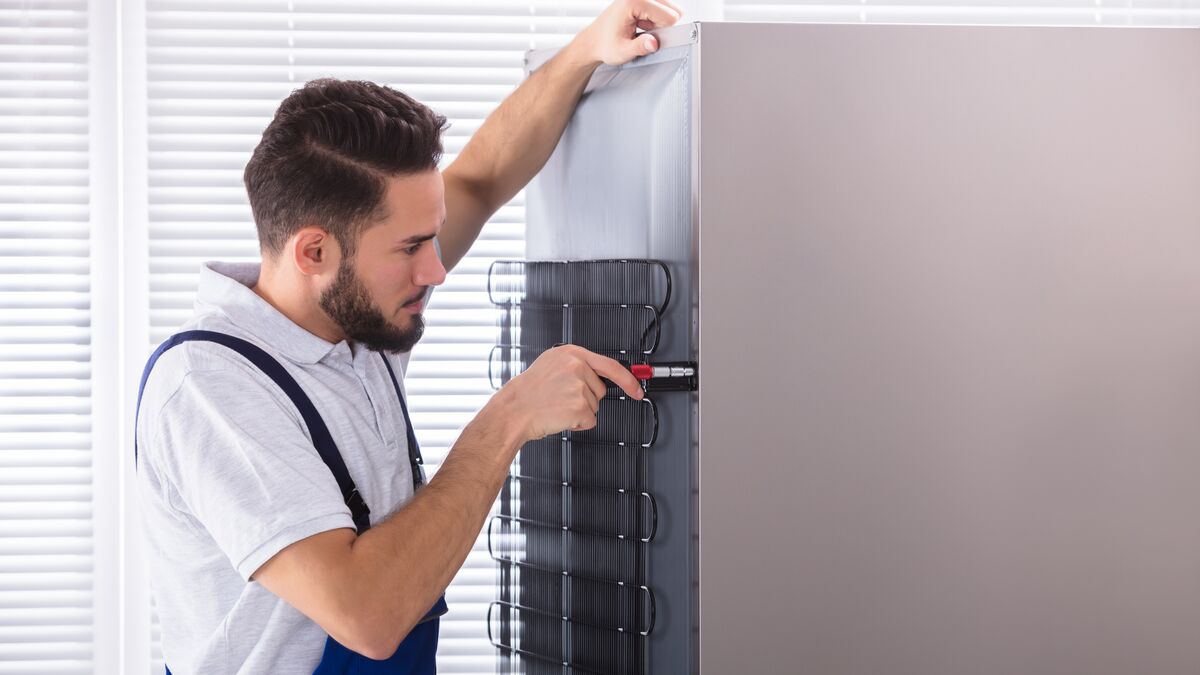 Mechatroniker für Kältetechnik bei der Arbeit.