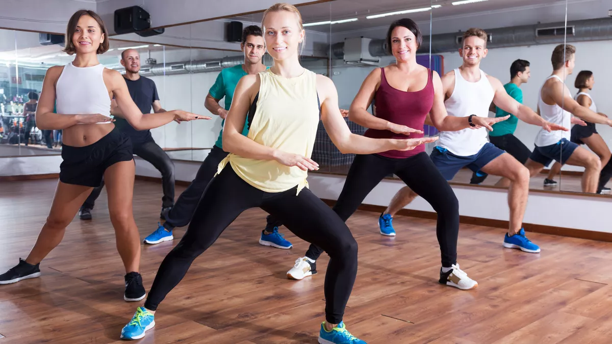 Bewegungspädagoge für Gymnastik, Tanz und Sport bei der Arbeit
