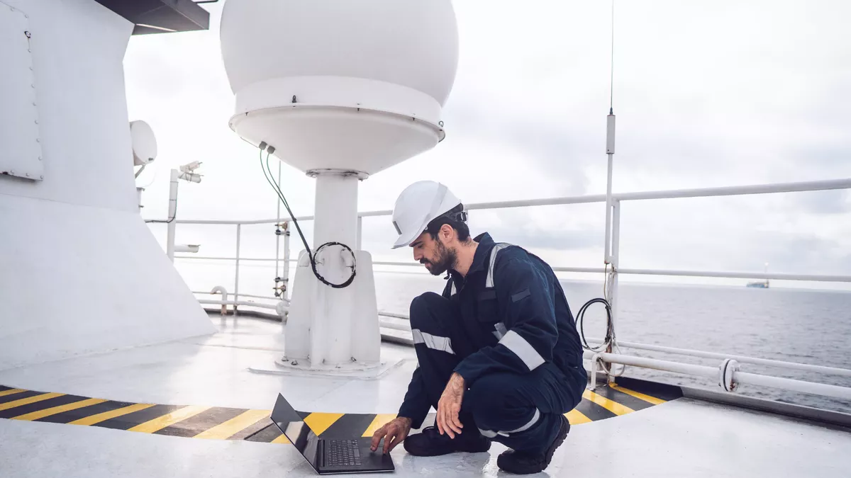 Schiffbetriebstechnischer Assistent bei der Arbeit