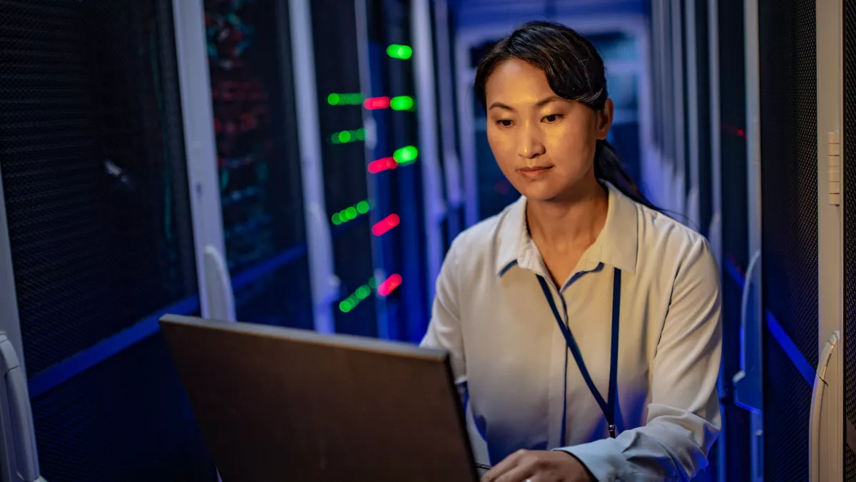 Associate Engineer IT bei der Arbeit