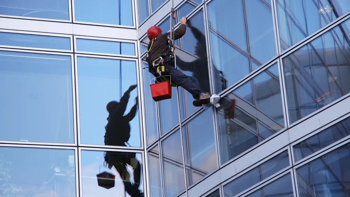 Gebäudereiniger bei der Arbeit