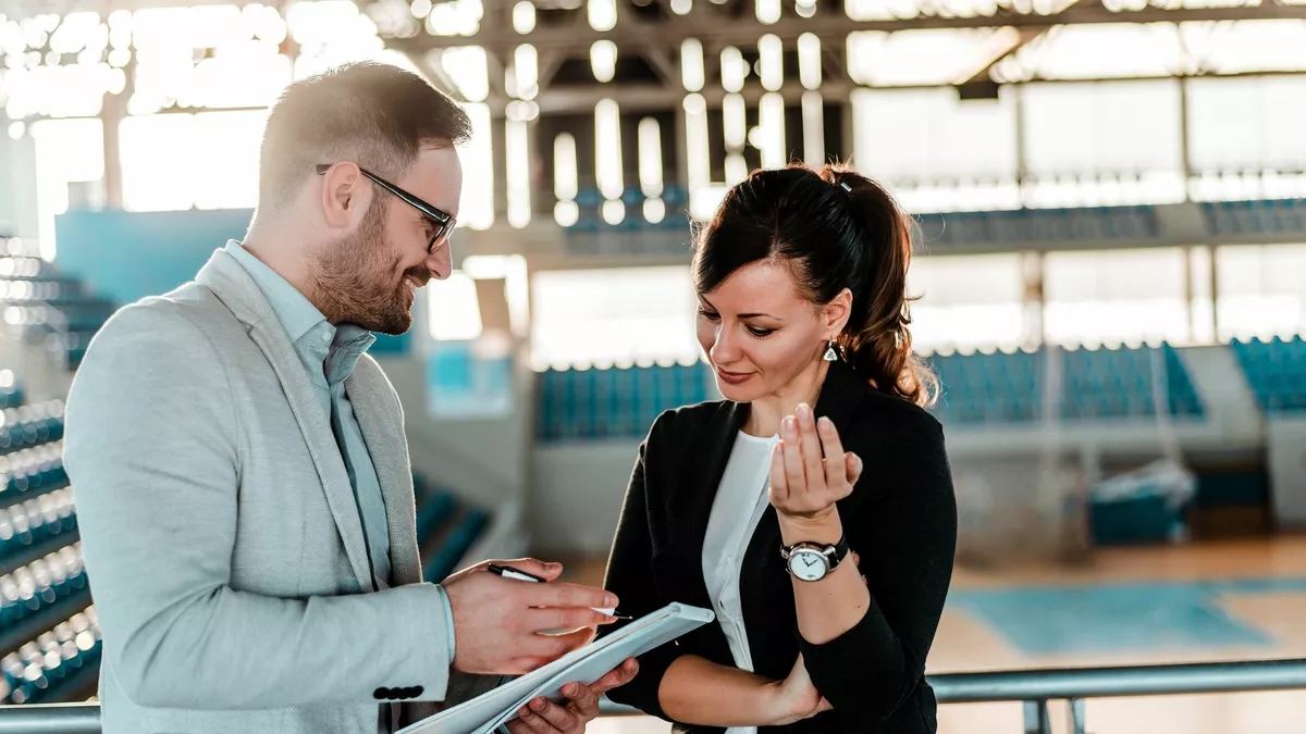Betriebswirte für Sport-Management bei der Arbeit