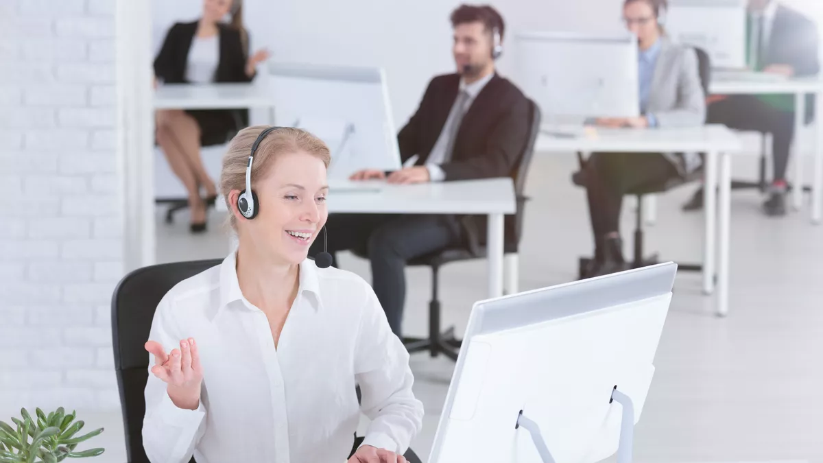 Kauffrau für Dialogmarketing bei der Arbeit.
