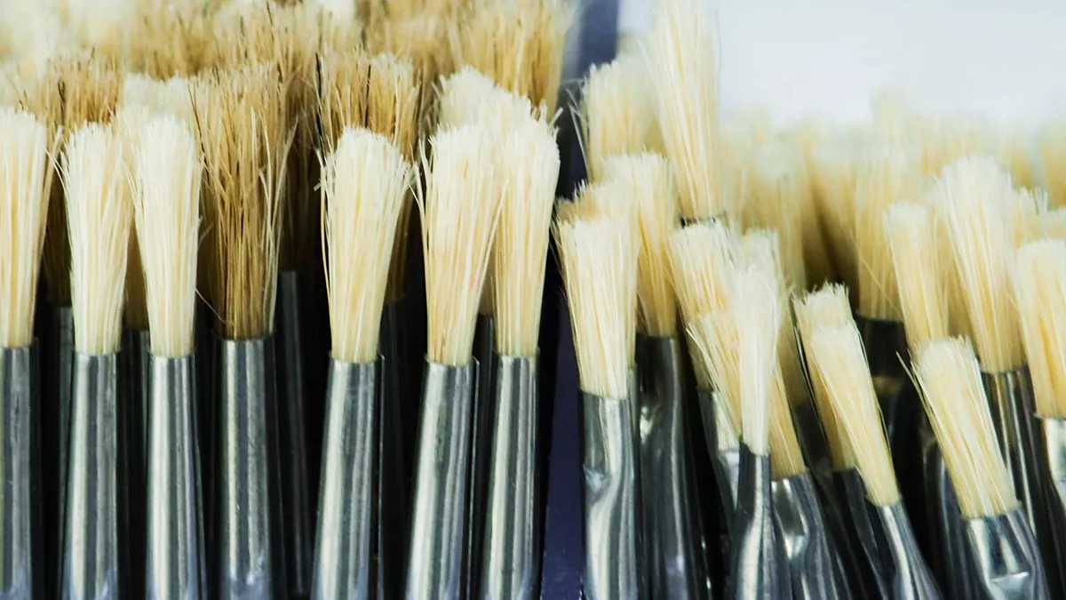 Bürsten- und Pinselmacher stellen Pinsel her.