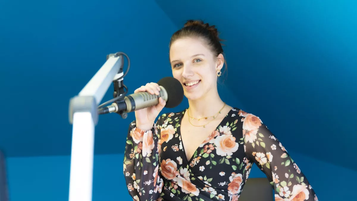 Moderator und Redakteur bei der Arbeit