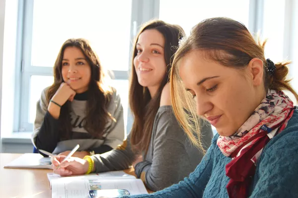 Im Interview: Die Lehramtsstudentinnen Jana und Katharina