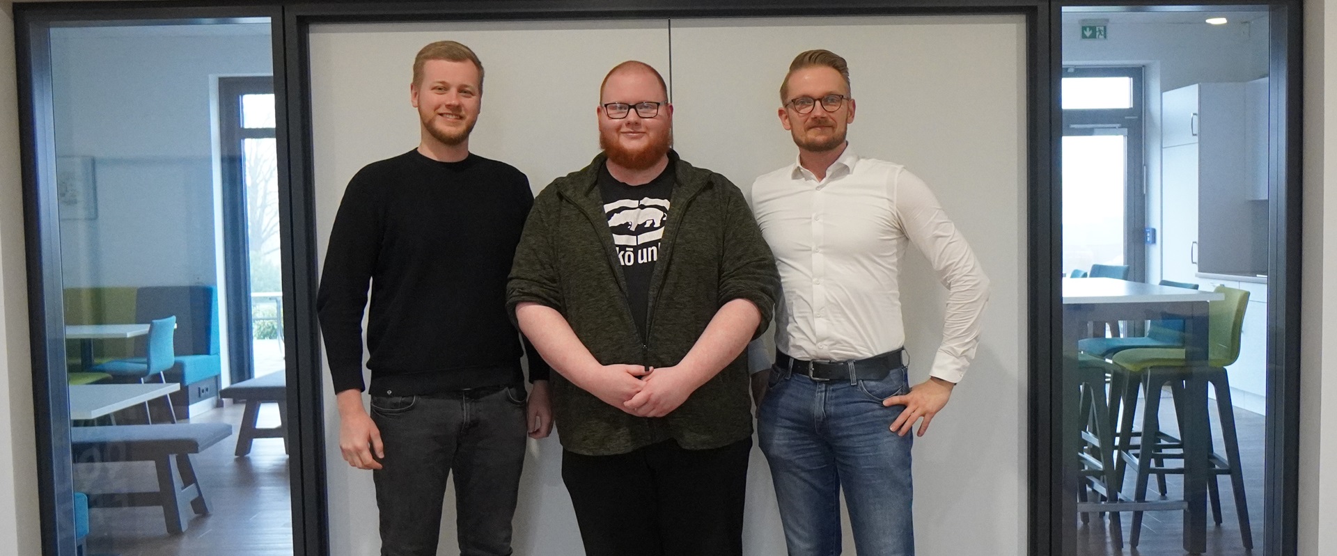 Mike Siemonsmeier (Mitte) mit Ausbildungsleiter Lukas Wittemeier (links) und Marketingleiter Thorben Örmann.