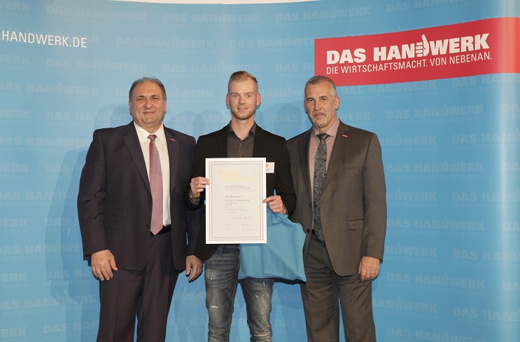 Jan Baxmeier (Mitte) wird ausgezeichnet