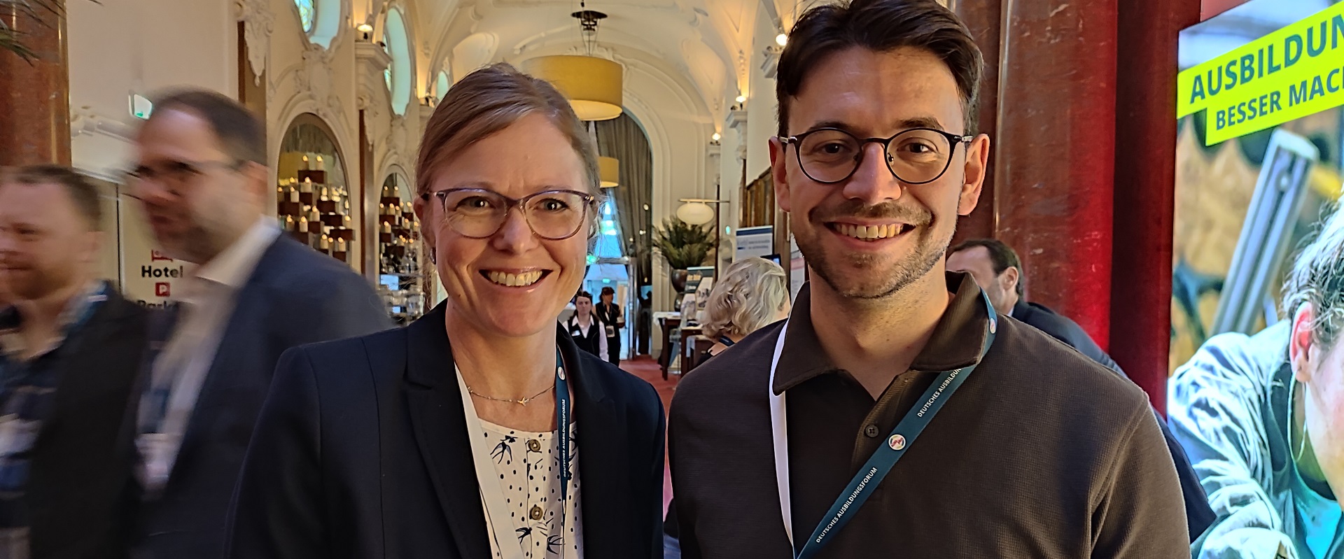 Henri Chambers (rechts) sprach mit Heidi Becker aus der AUBI-news-Redaktion